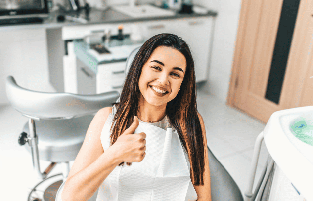 ragazza felice dal dentista dopo implantologia computer guidata S.D.I.